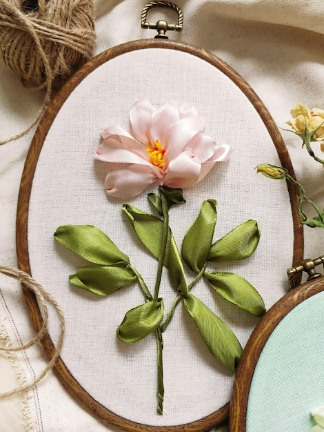 Ręcznie haftowany kwiat na lnie